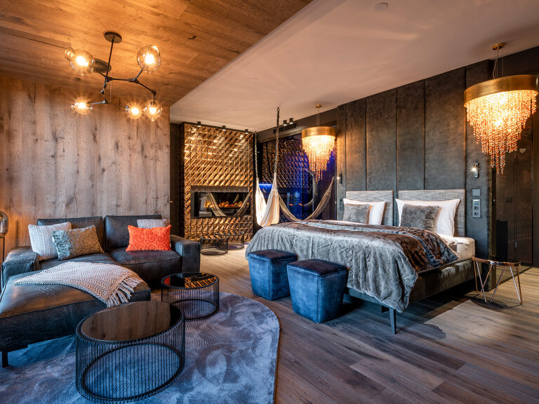 Buchen Sie unsere Romantiksuite im Wellnesshotel Bayerischer Wald - Moderne Luxussuite mit Whirlpool im Wellnesshotel Hüttenhof und Luxus Bergchalets